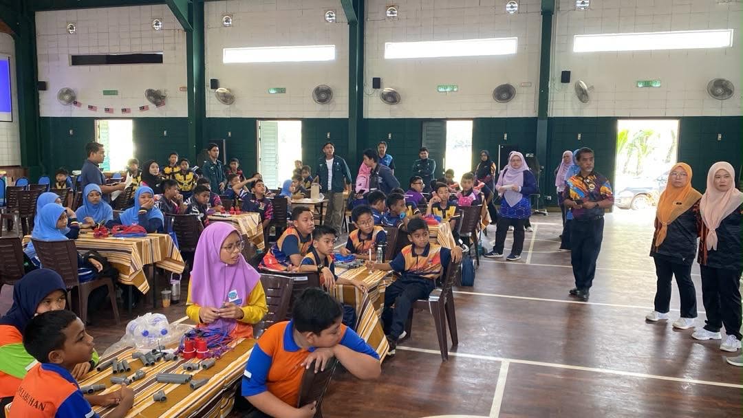 From Ideas to Underwater Robots: Inspiring STEM Interest from The School Years